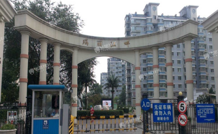 瑞丽江畔