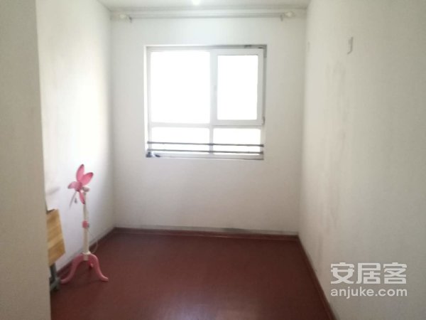 名景台，洋房社区，小三室出租，位置安静，视野好。