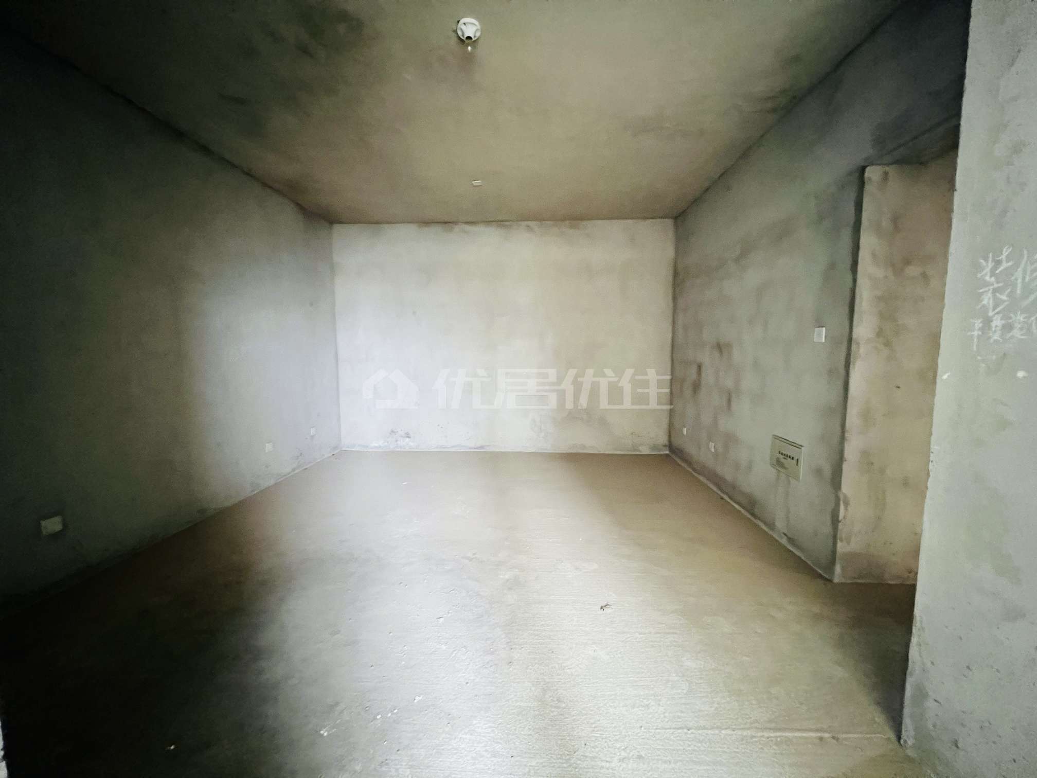 电梯中层，视野开阔，户型方正采光通风好，纯毛坯，标准三房