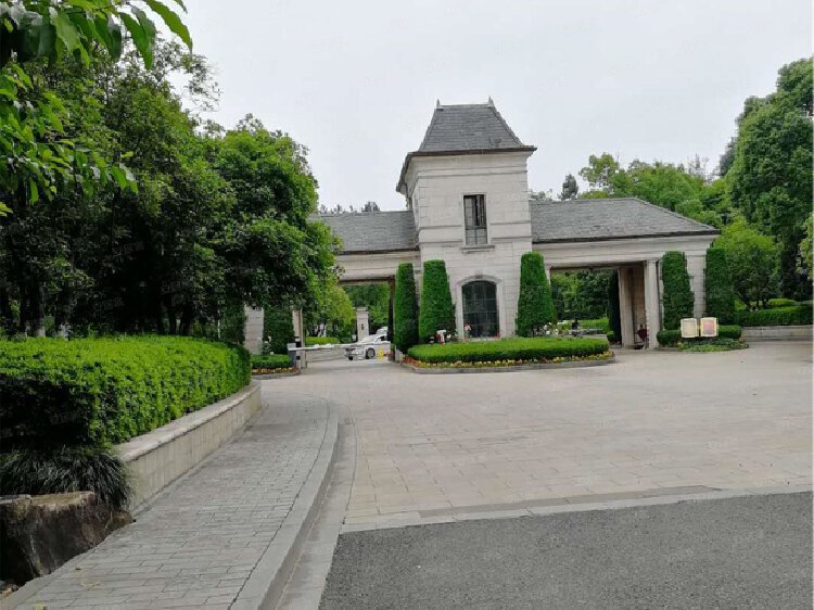 业主底价出售青山湖玫瑰园精装修送软装送双车库超大花园看中可谈