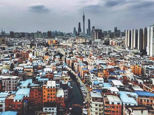 剩下的宅基地被城市包围后形成的城市中的农村聚落