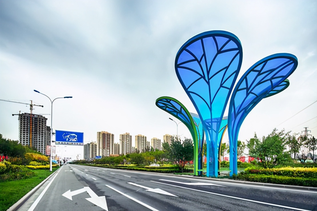 但项目地处新外环以内,邻近市区和规划的北部新区,紧邻地铁6号线站点