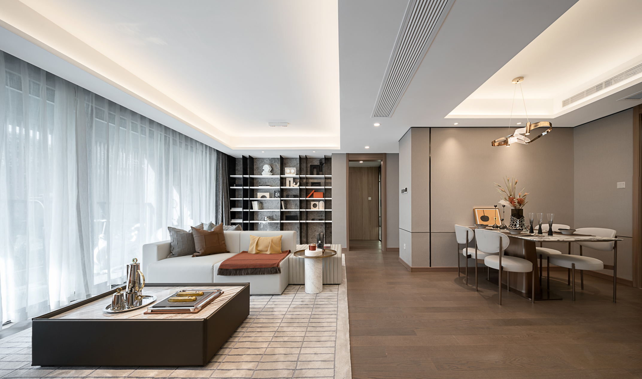 且三卧室朝南;全屋5个飘窗,高赠送;客厅和主卧都配备了270度转角窗