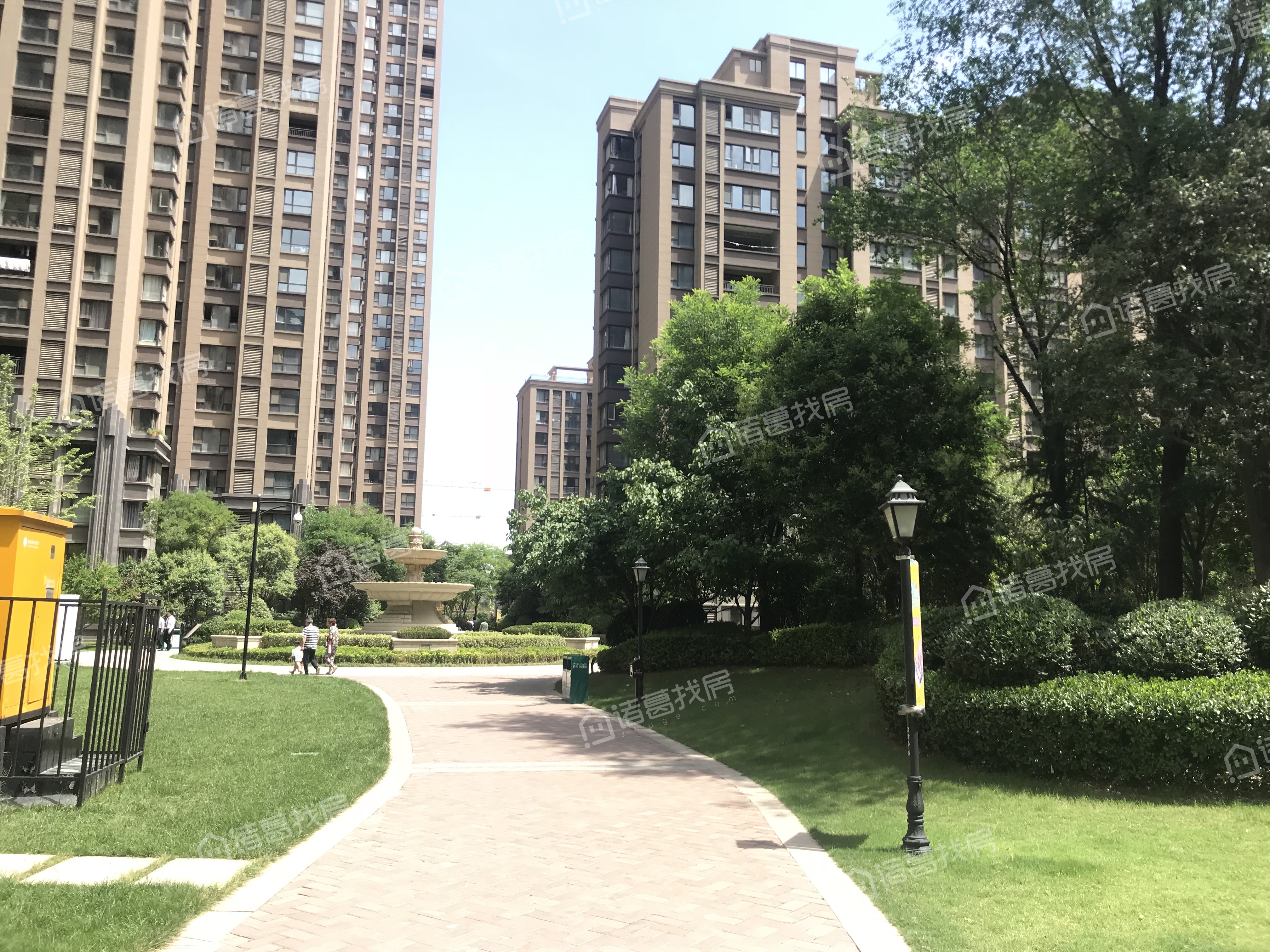 推荐三:保利拉菲公馆,楼龄7年,单价23464元/㎡