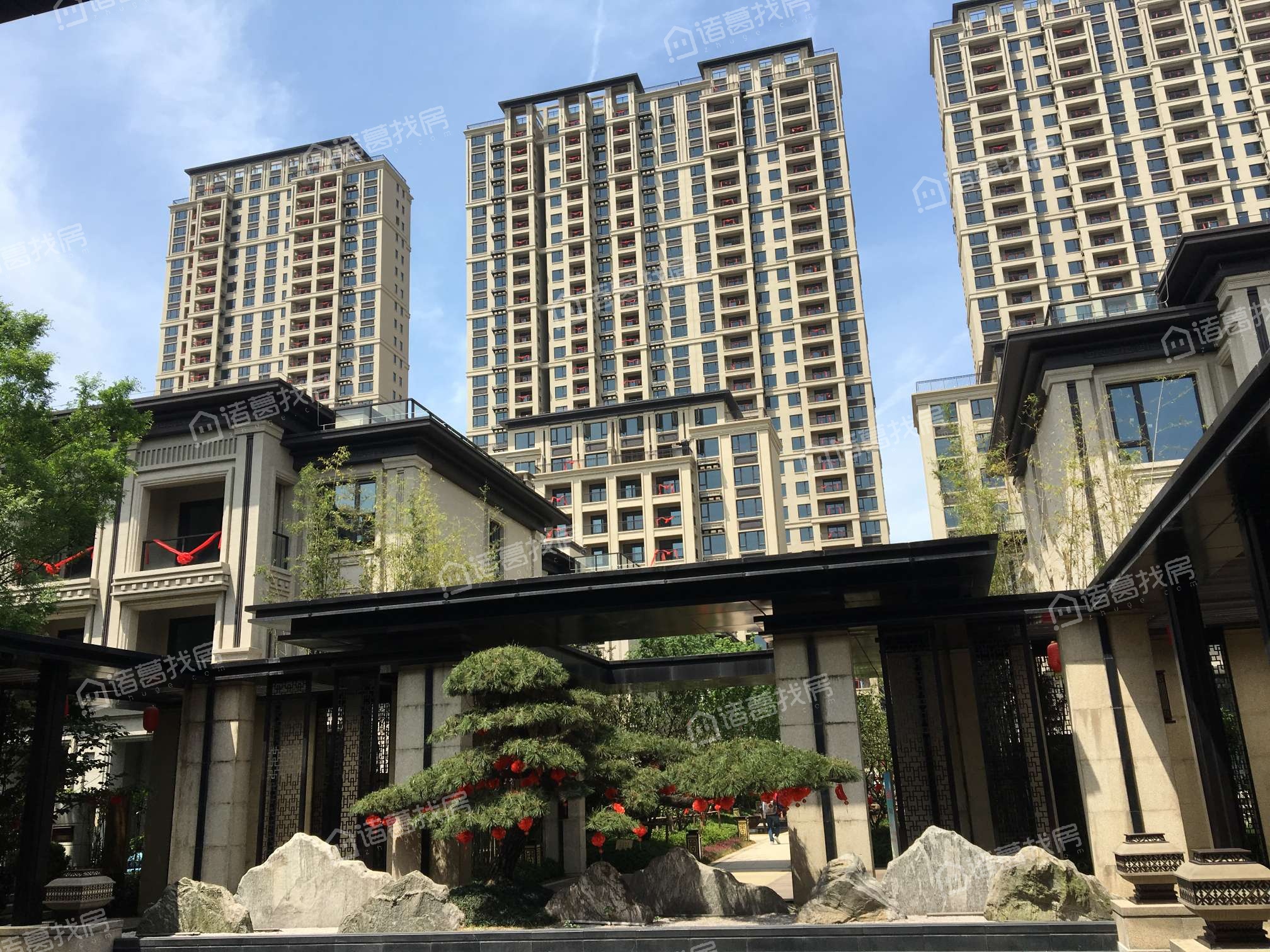 推荐一:中梁首府壹号院,楼龄6年,单价28025元/㎡