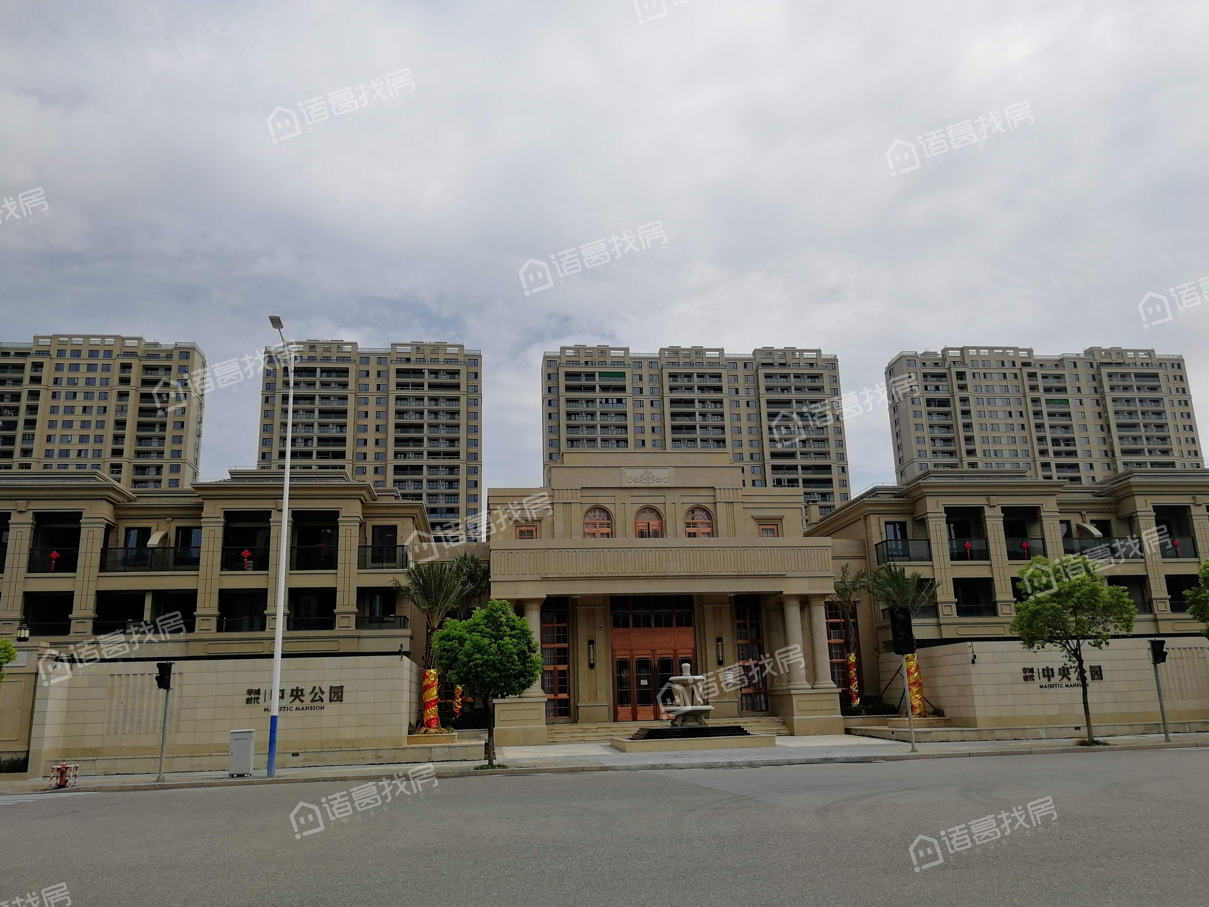 推荐一:华鸿中央公园,楼龄6年,单价18359元/㎡