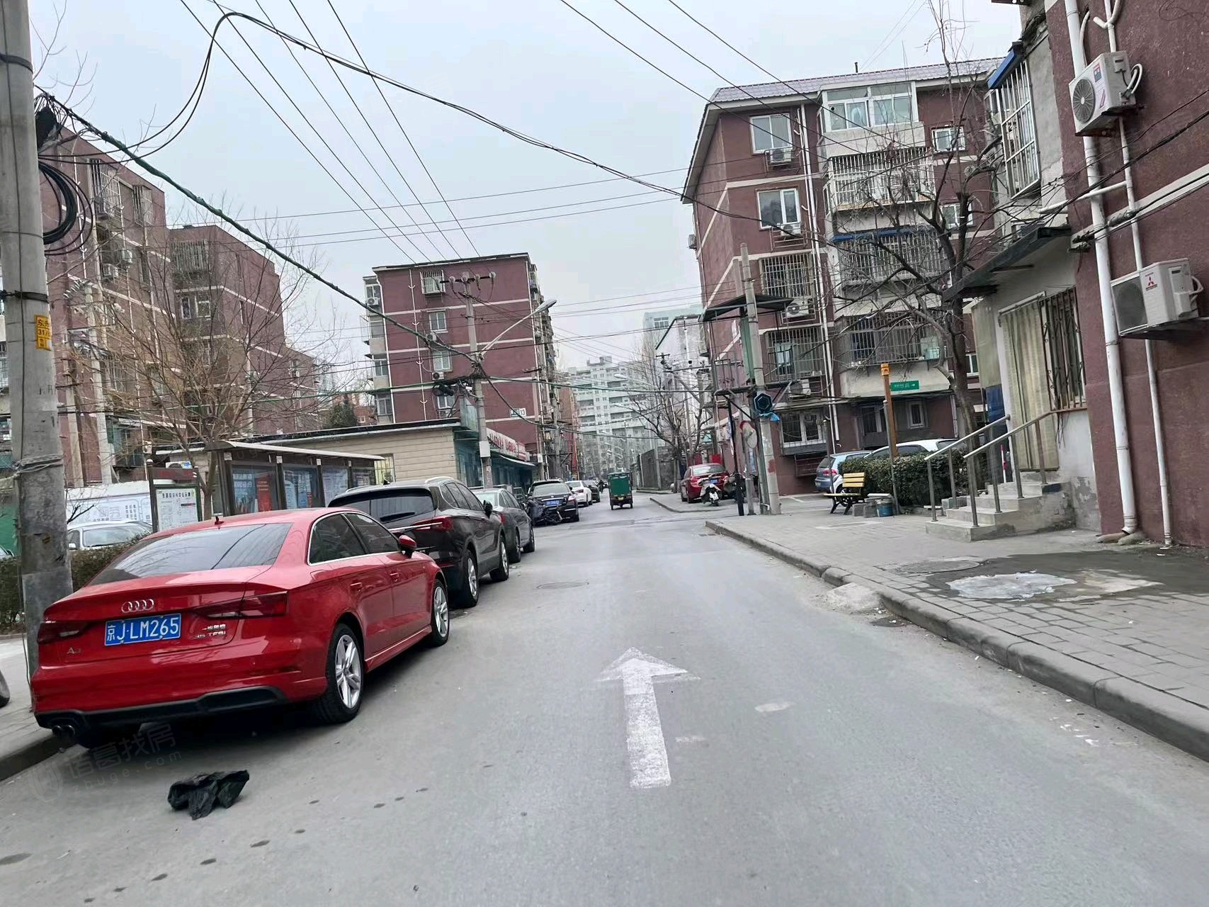 距离13号线五道口站,10号线的知春路站和昌平南延线的学院桥站都比较