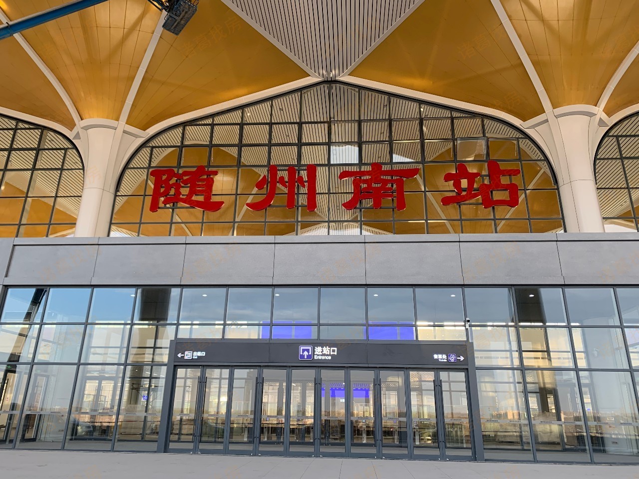 高铁南站进站口视觉图项目营销中心实拍图绿地大城 四开四捷4999元/m?