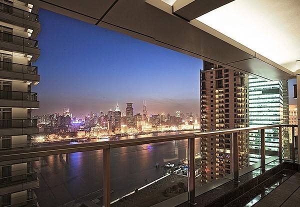 有号称"全国顶级豪宅"的汤臣一品,靠近上海的金融中心陆家嘴,面朝