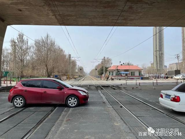 目前,高官臺街為平交鐵路道口,由於附近批發市場,貨運站及工廠較多,這