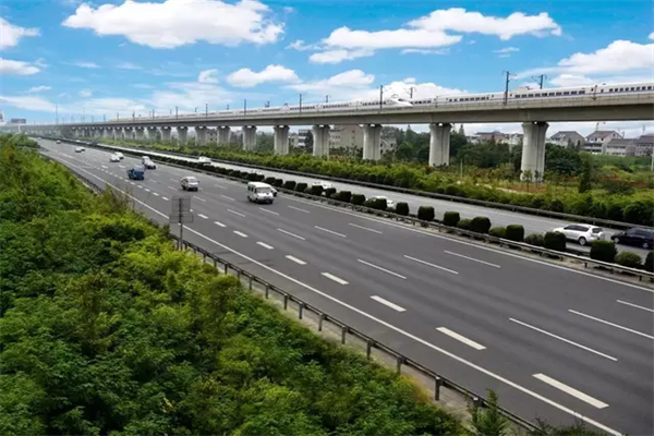 推动桐乡从沪杭通道节点城市向沪杭,苏绍通道的十字枢纽城市转变,成为