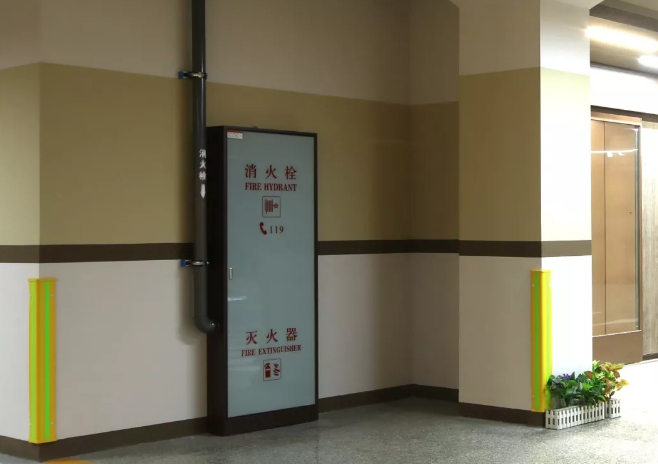 定制消火栓箱而消防栓管道的卡载设定与墙面浅咖色腰线边缘完美结合