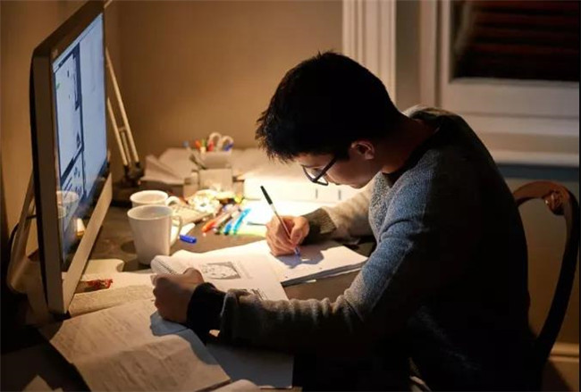 城市里凌晨四点的天空,走过深夜里四下无人的街道,在奋笔疾书的日子里