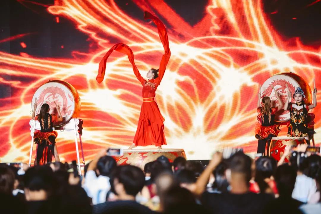 高贵典雅的宴会厅座无虚席,高峰论坛在国潮风韵的表演中正式拉开帷幕