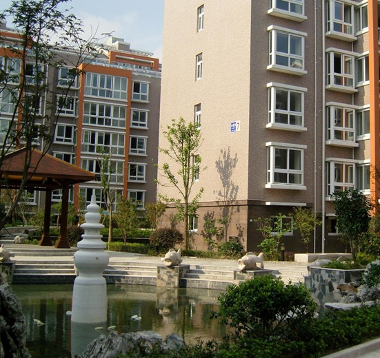 (和美第早期水景图)小区水景当时是很大的一个亮点,但是现在都荒废了