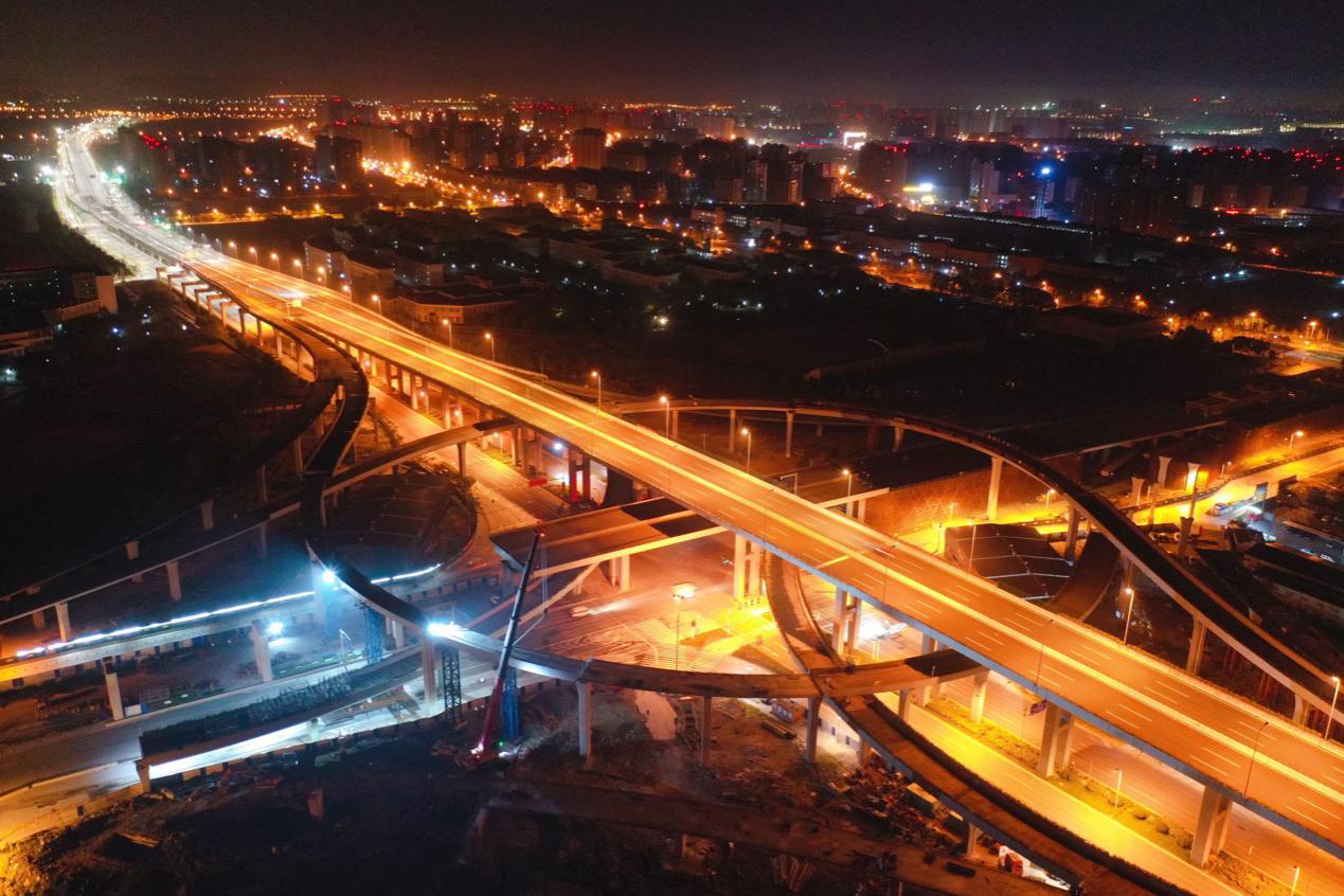 世纪大道快速路(东明路-永乐路)工程北环互通区钢箱梁顺利完成吊装