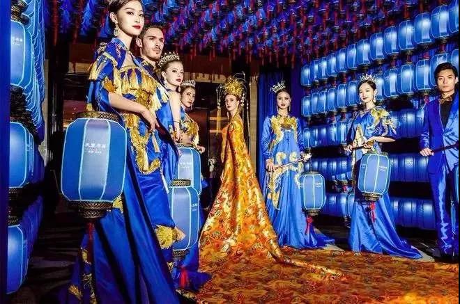 盛装华服 模特助阵