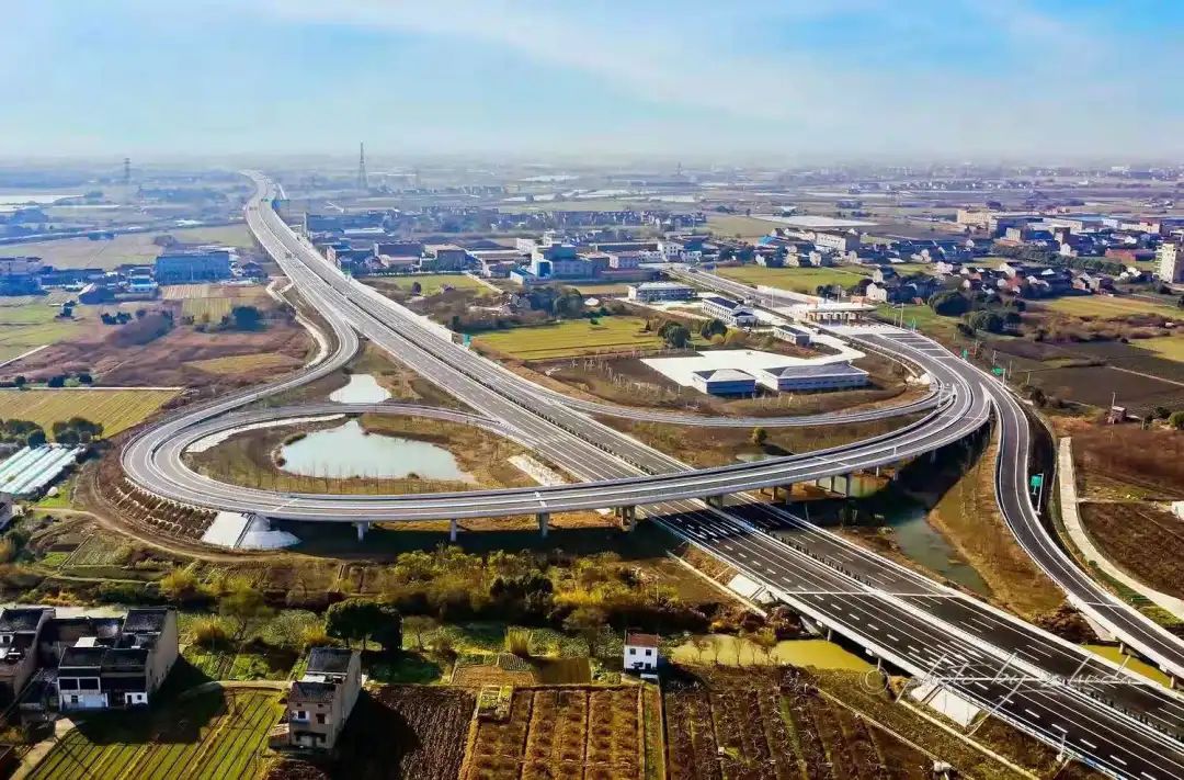 可直接连接京沪高速,向南顺接沪宜高速公路和长深高速公路,连接常州和