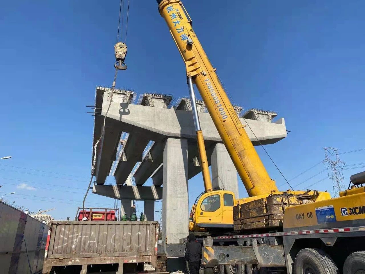 此次架设的首片预制箱梁长29米,宽2.4米,高1.