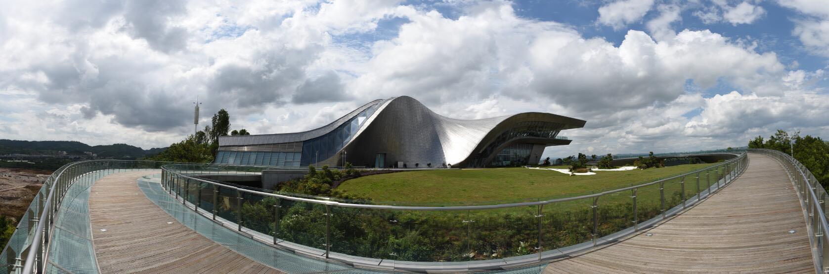 在城市配套上,砂之船奥莱,贵阳市第一人民医院龙洞堡院区,贵阳一中