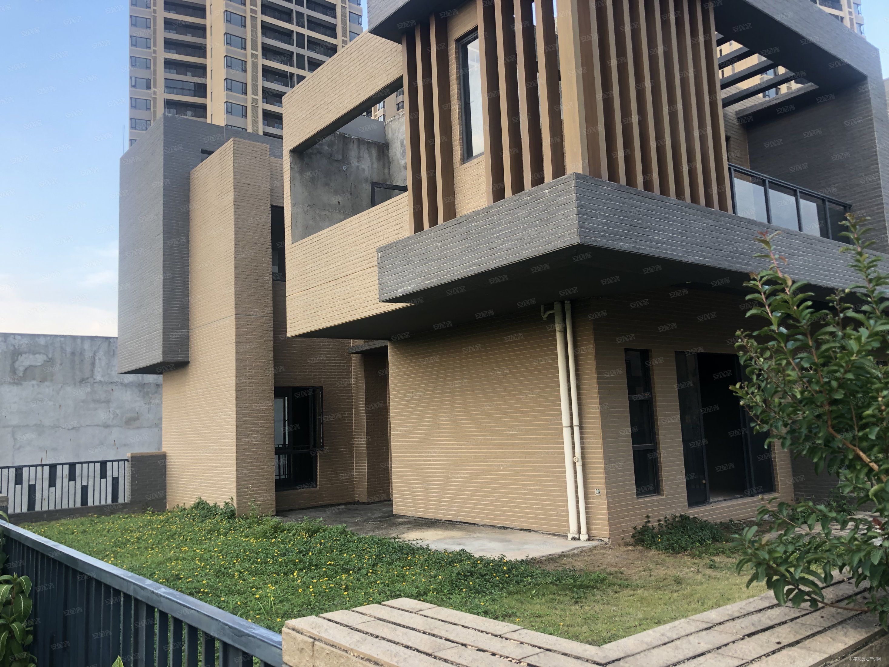 绿地樾湖小镇二手房,绿地樾湖别墅5房买2层送一层送250方花园,首付约: