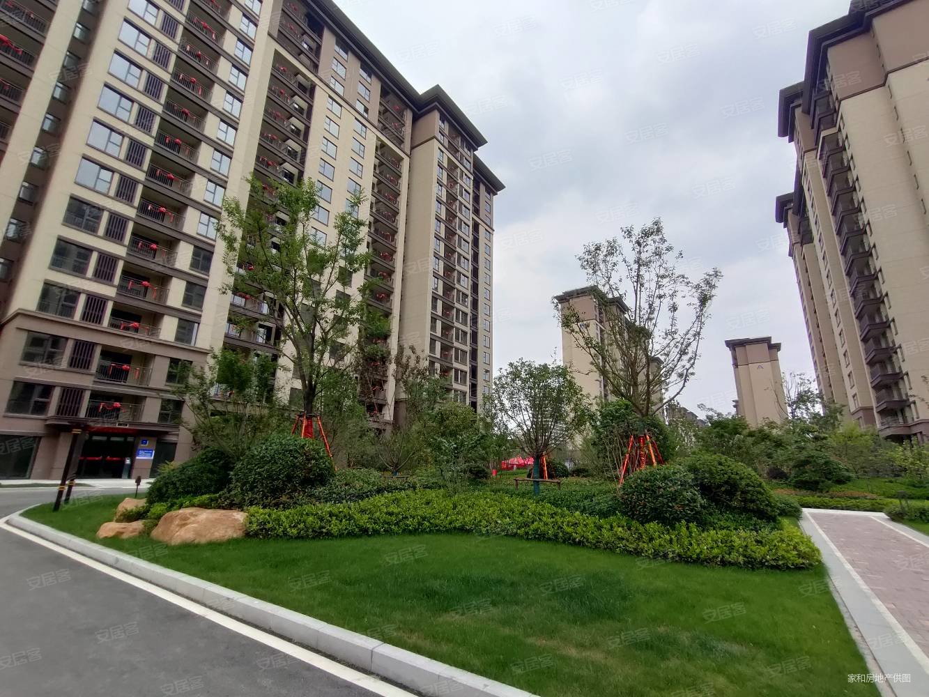 建业城!南北通透,双阳台,天水湖公园旁!临近高速入口!