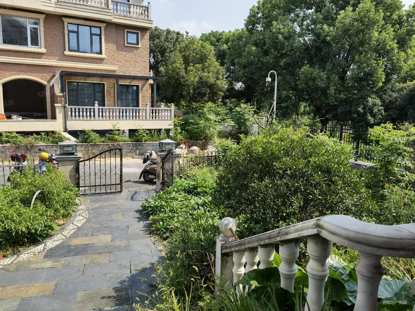 广润瀚城别墅东边套自住豪装带车库前后大花园联排金东区