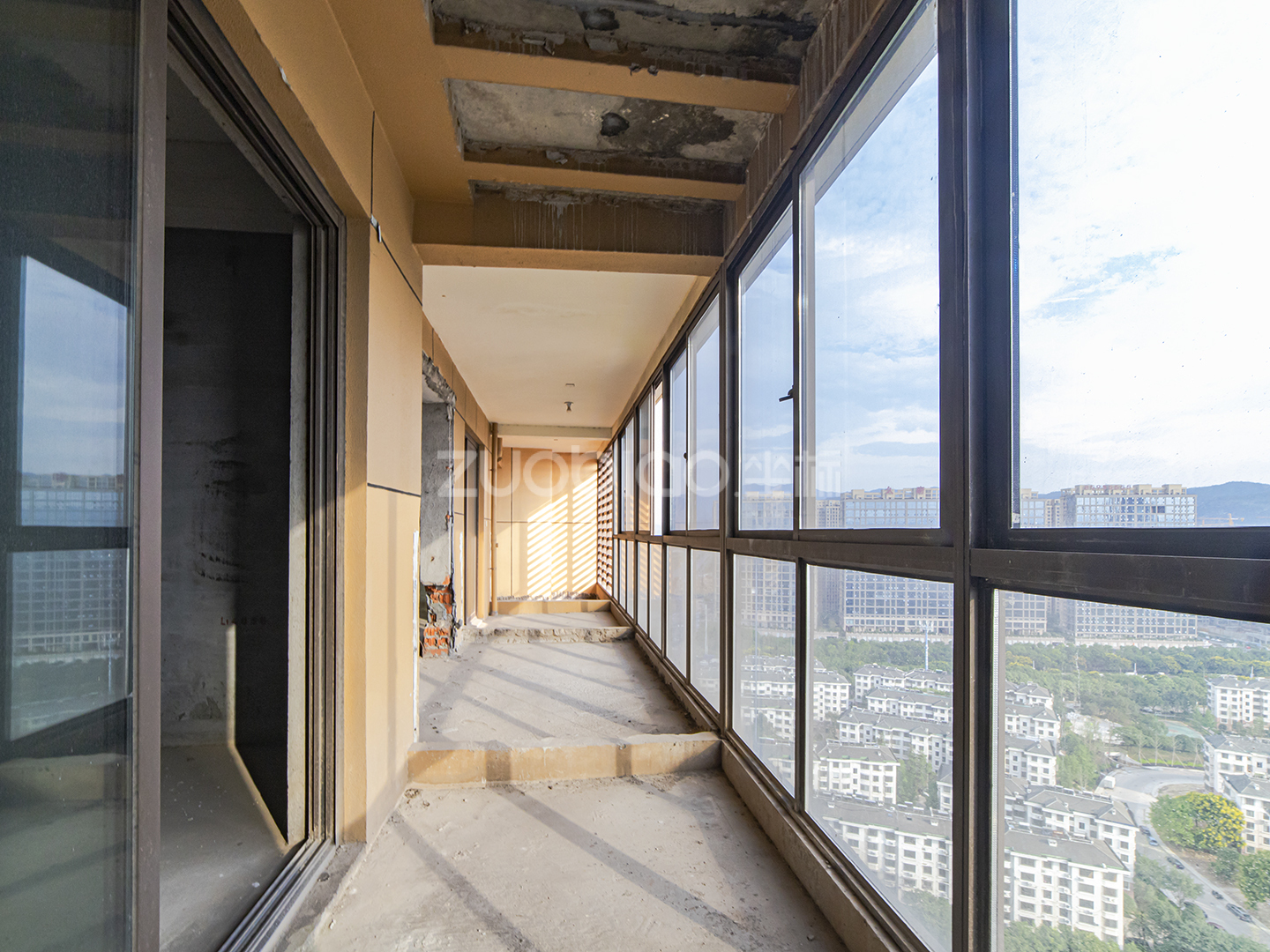 梅湖国际公馆 5室3厅 690万