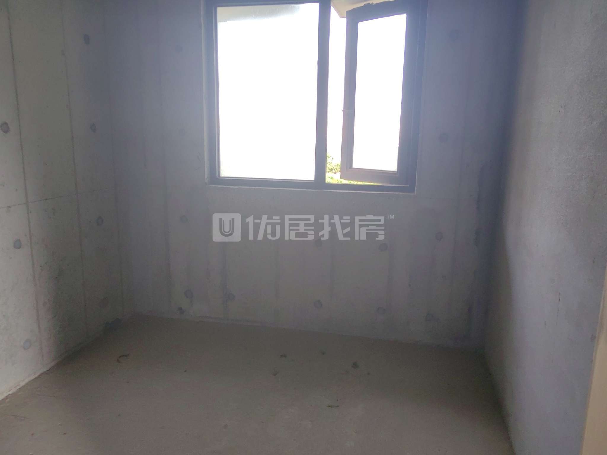 满两年 毛坯 南北通透 满二近地铁急售 诚心出售 价格可议