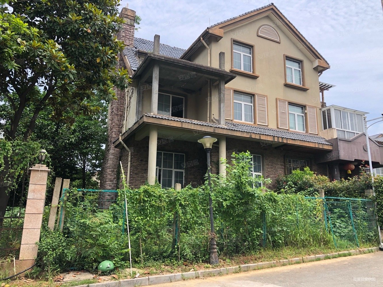 绿地山庄二手房,路边双拼大院子出入好,搭建扩充已做好挖了地下室,房