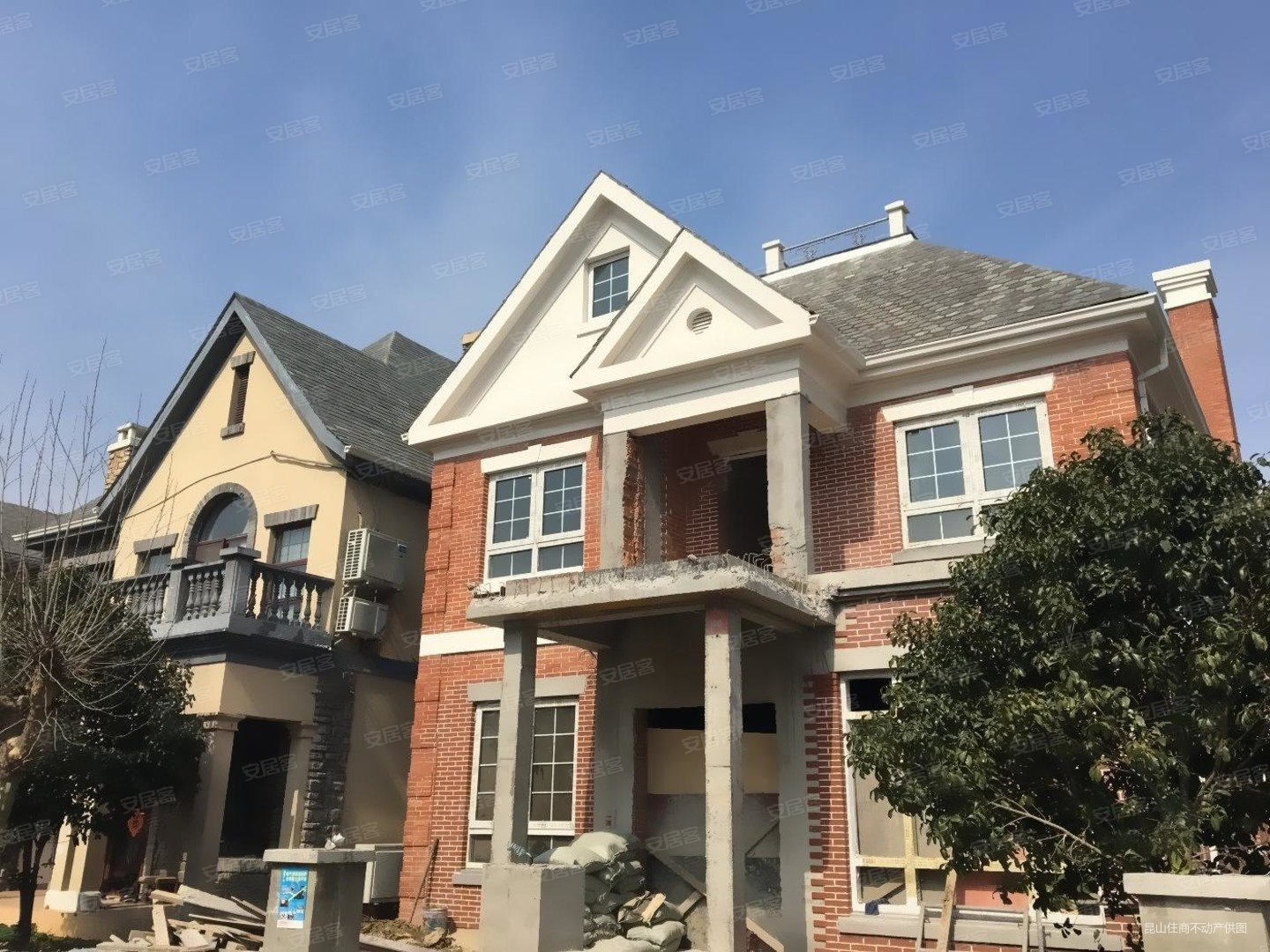 专业精耕天使湾独栋别墅1710万毛坯南北挑高客厅