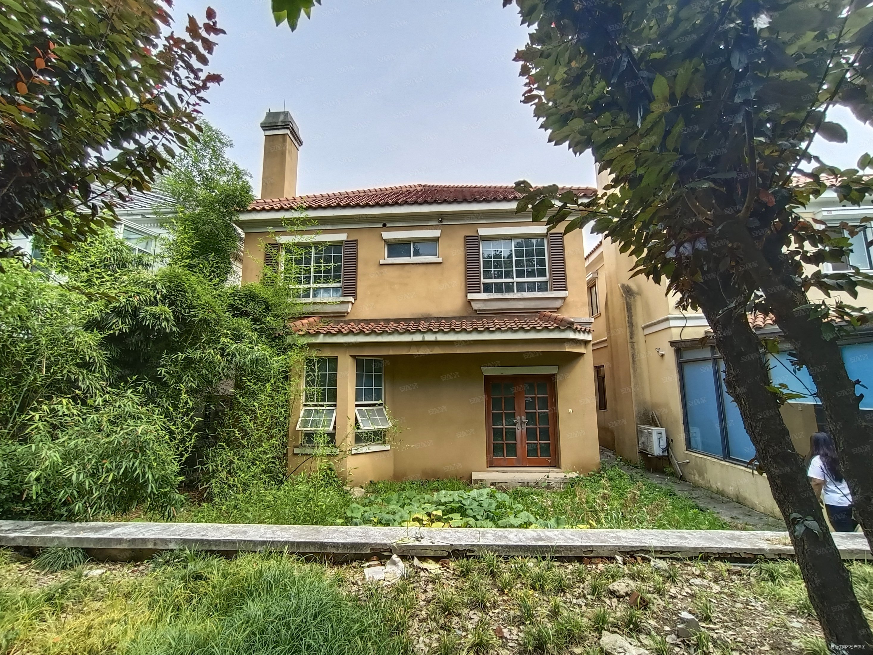 天使湾独栋别墅两面大花园视野宽阔诚心出售价格可议