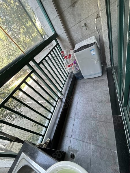 小区中间位置，采光充足，户型好，三开朝南，