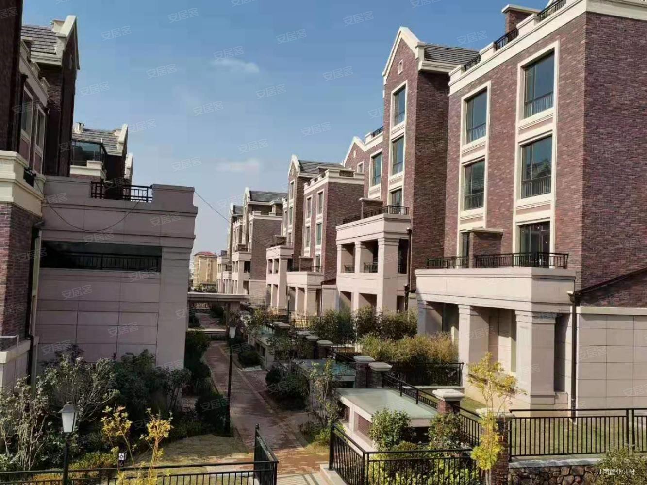 英伦风格高尔夫球场旁碧桂园物业红墅湾联排叠拼别墅