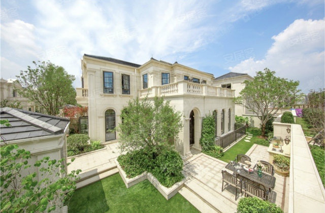 绿城法式独栋别墅,房东着急出售,花园120平,送双车位,绿城法式独栋