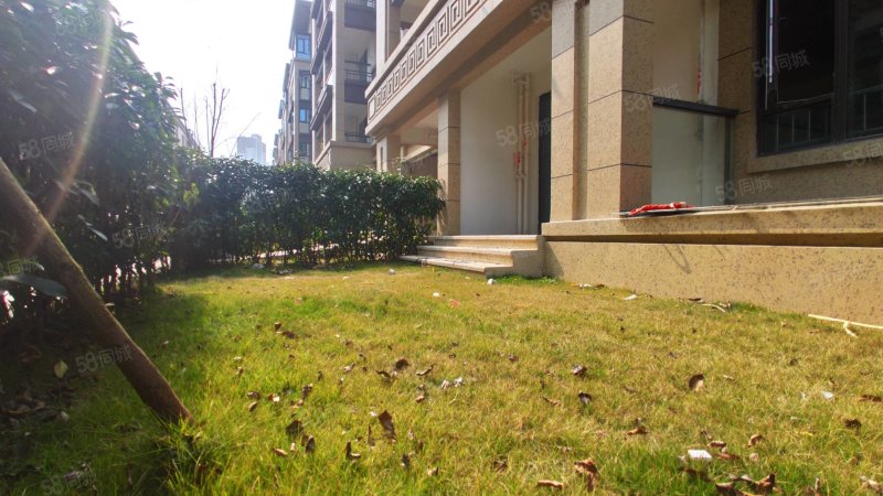 华鸿中央原墅 下叠 带花园地下室 送2个车位 售价258万