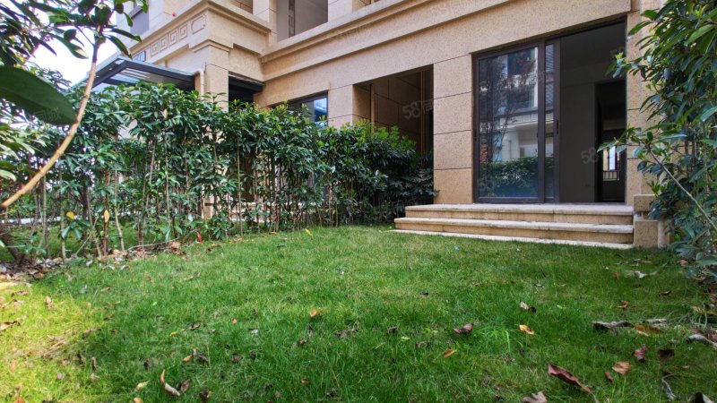 华鸿中央原墅 下叠 带花园地下室 送2个车位 售价258万