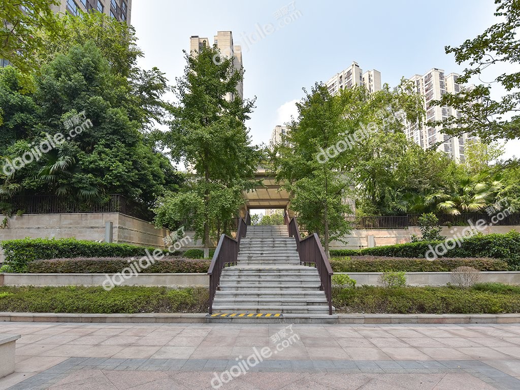 北滨路 融景城锦峰四房260万