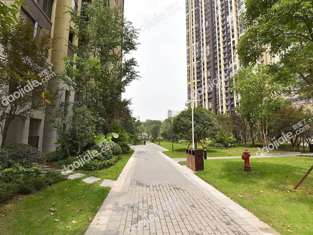 北滨路 融景城朗峰三房242万