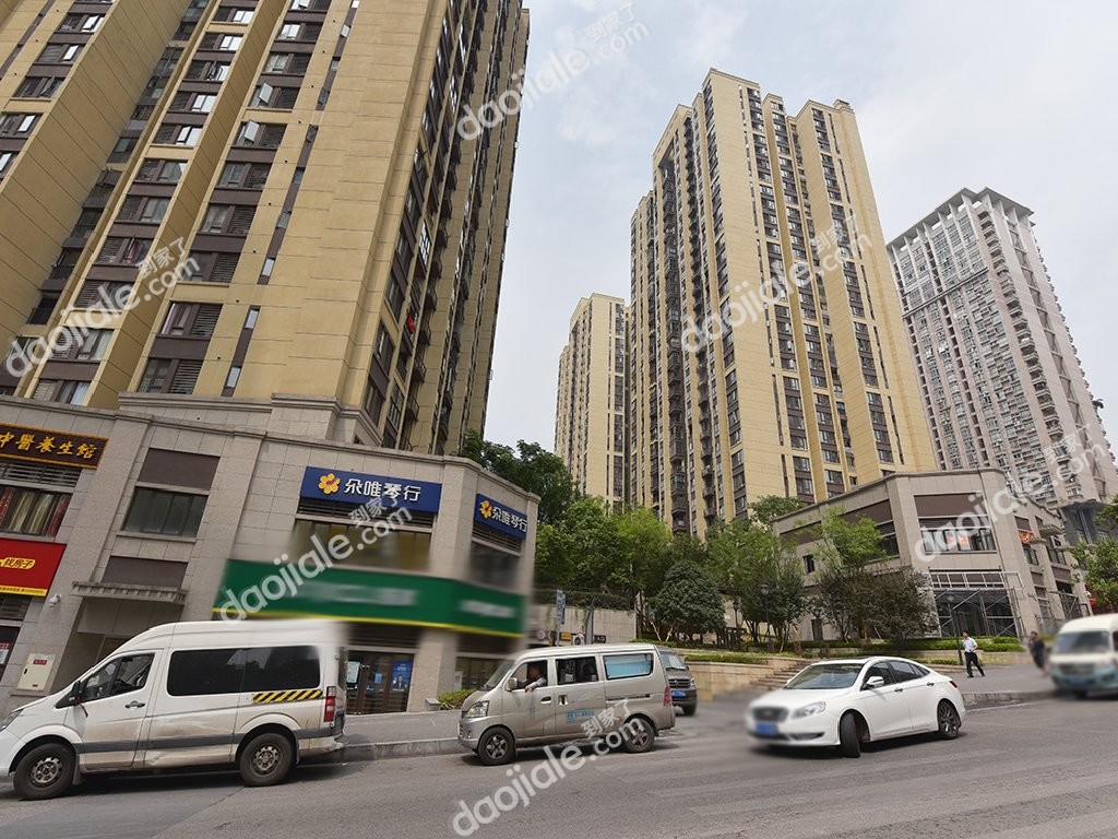 北滨路 融景城朗峰三房242万