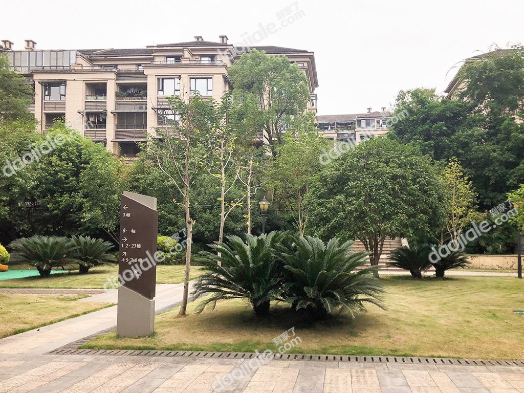 江北区 保利山庄洋房4房290万