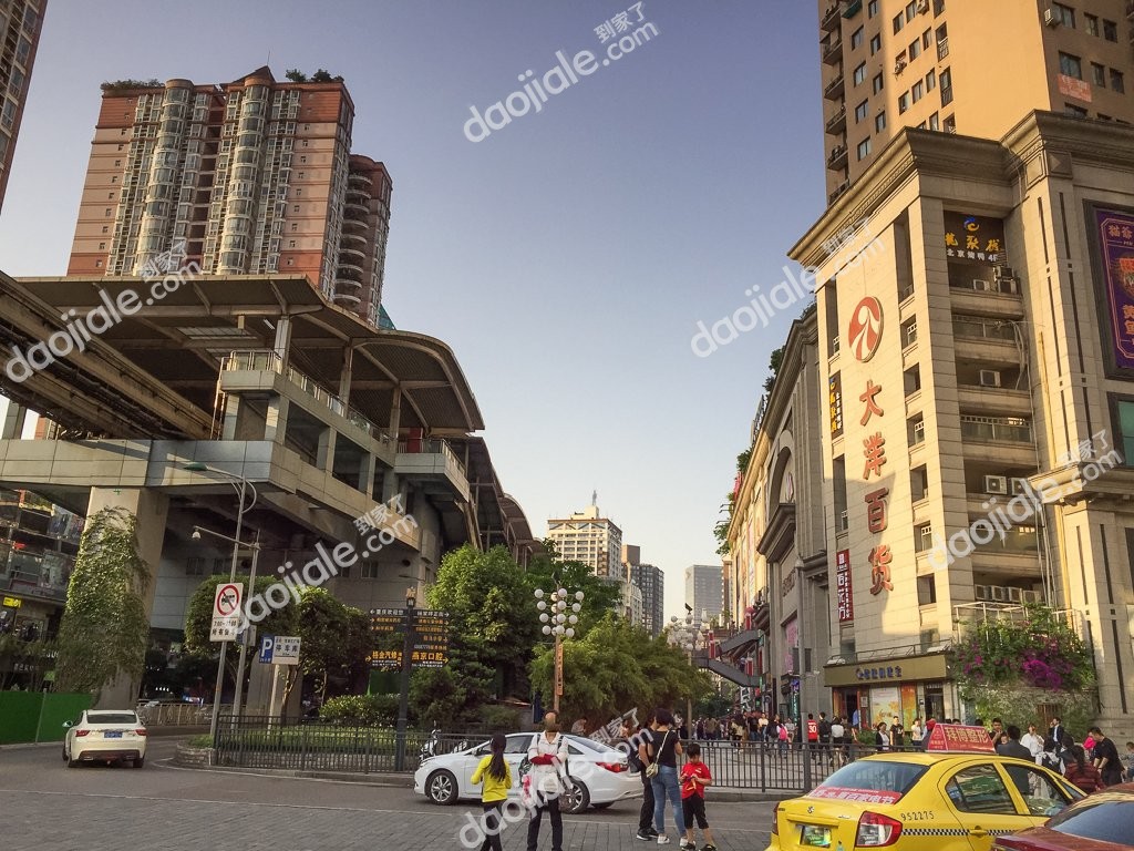 杨家坪 轻轨站旁 户型方正 诚心出售