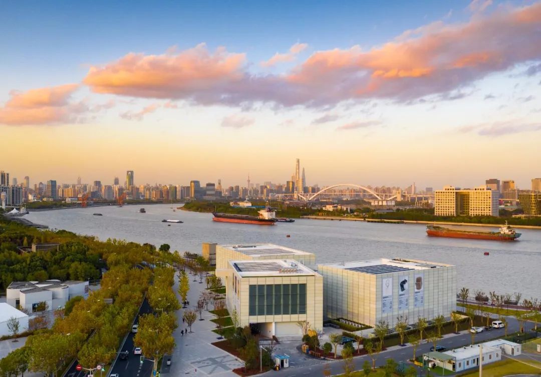 徐家汇地区对标国际消费中心,推动港汇恒隆广场,美罗城等整体更新